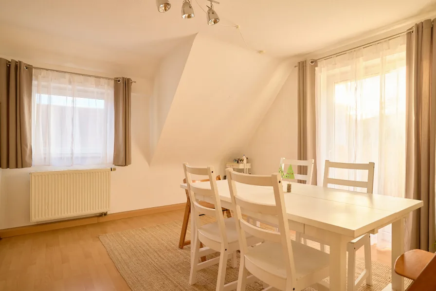 Blick in den Essbereich - Wohnung kaufen in Remshalden / Geradstetten - 5-Zi-Wohnung in kleiner Einheit mit Balkon und Stellplatz auf der Suche nach einer neuen Familie!