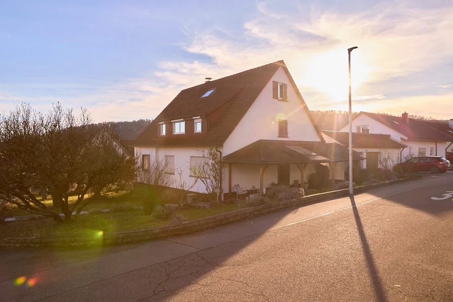 sonniges Grundstück  - Haus kaufen in Rudersberg - "Platz für die ganze Familie: Zweifamilienhaus mit Garten, zwei 4-Zimmer-Wohnungen &  Traumaussicht