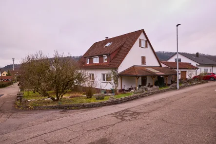 Hausansicht außen - Haus kaufen in Rudersberg - "Platz für die ganze Familie: Renoviertes Zweifamilienhaus mit Garten, zwei 4-Zimmer-Wohnungen &  Traumaussicht