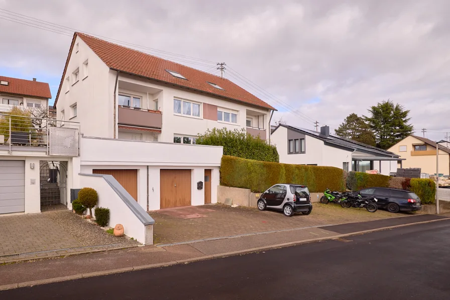 Hausansicht - Wohnung kaufen in Affalterbach - Leerstehende 3-Zimmer-Wohnung mit Parkplatz - Perfekt für Investoren oder Eigennutzer