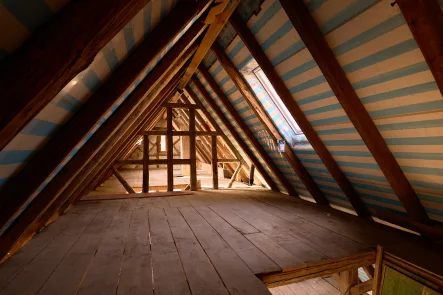 Dachgeschoss - Haus kaufen in Uhingen - Mehrgenerationenhaus! Modernisiert mit Charme und Ausbaupotenzial. Handwerker aufgepasst!