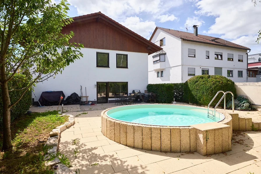 Blick zum Pool, weitere Ansicht - Haus kaufen in Waiblingen / Neustadt Rems-Murr-Kreis - schickes Zweifamilienhaus mit Pool, Garten, Garage uvm. auf der Suche nach einer neuen Familie!