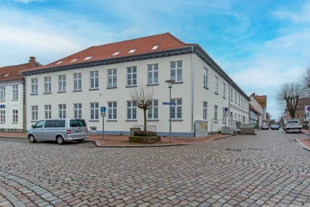 Gebäude vorne - Büro/Praxis mieten in Rendsburg - Arbeiten in einem geschichtsträchtigen Kulturdenkmal