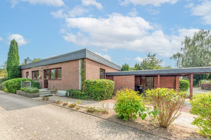 Hausansicht - Haus kaufen in Altenholz - Altenholz: Bungalow mit Vollkeller