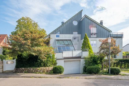 Hausansicht vorne - Haus kaufen in Heikendorf - Hell, großzügig und modern