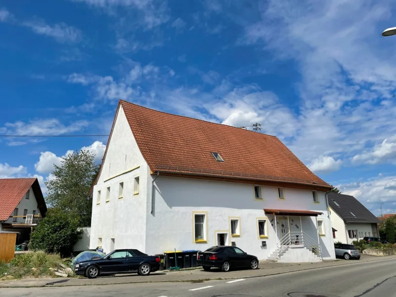 Strassenansicht - Haus kaufen in Ebersbach-Musbach / Ebersbach - **Saniertes Mehrfamilienhaus mit Pellet-Heizung bei Aulendorf**