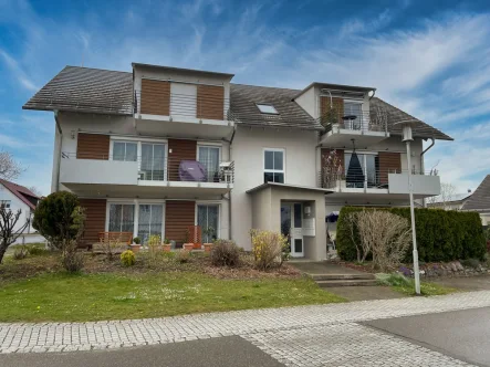 Hausansicht, Wohnung links unten - Wohnung kaufen in Bavendorf - Schöne 2 - Zimmer-Erdgeschoss-Wohnung in ruhiger Wohnlage von Bavendorf
