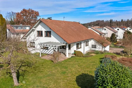 Gartenansicht - Haus kaufen in Wolpertswende / Mochenwangen - Großzügiges Ein-/Zweifamilienhaus in schöner Lage von Mochenwangen