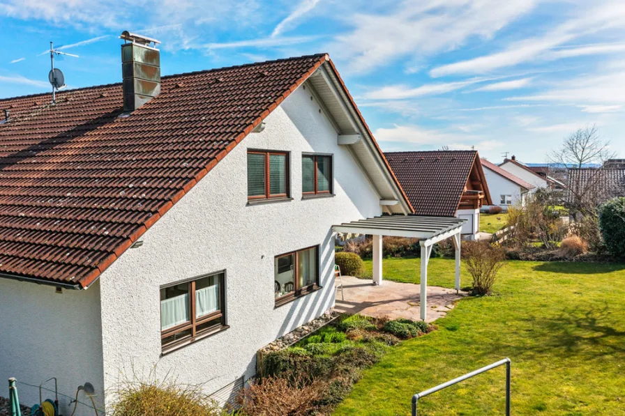 Terrasse und Garten - Haus kaufen in Wolpertswende / Mochenwangen - Gepflegtes Ein-/Zweifamilienhaus in schöner Lage von Mochenwangen