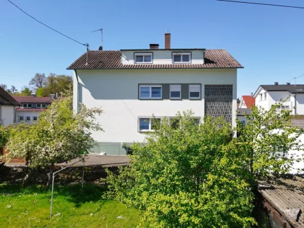 Hausansicht  - Haus kaufen in Altshausen - Attraktives 3-Familienhaus in Altshausen auf großem Grundstück