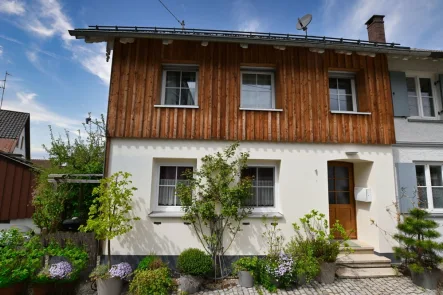 Front-Hausansicht - Haus kaufen in Leutkirch im Allgäu - Leutkich, im schönen Allgäu *Perfekt saniertes Doppelhaus*