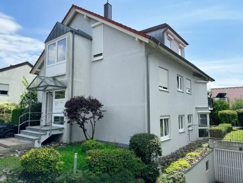 Hausansicht - Wohnung kaufen in Meersburg - 180 Grad Ausblick auf den Bodensee Außergewöhnliche 3,5-Zimmer-DG-Wohnung in Meerburg