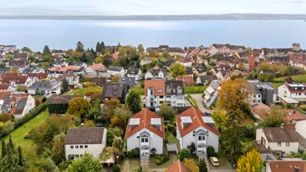 Luftaufnahme - Wohnung kaufen in Meersburg - 180 Grad Ausblick auf den Bodensee Außergewöhnliche 3,5-Zimmer-DG-Wohnung in Meersburg