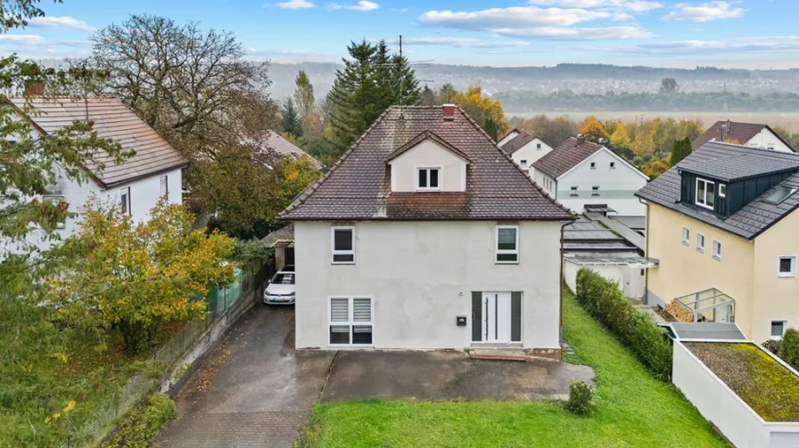 Aussenansicht - Haus kaufen in Ravensburg - Teilsaniertes Einfamilienhaus mit schönem Grundstück in Ravensburg-Oberzell