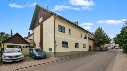 Außenansicht - Haus kaufen in Mommenheim - Großzügiges Zweifamilienhaus mit viel Platz für Ihre Träume * Keine Käuferprovision