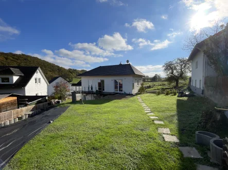 Gartenansicht - Haus kaufen in Marienfels - Neubau-Bungalow in Marienfels - Ideal für Single oder Paare