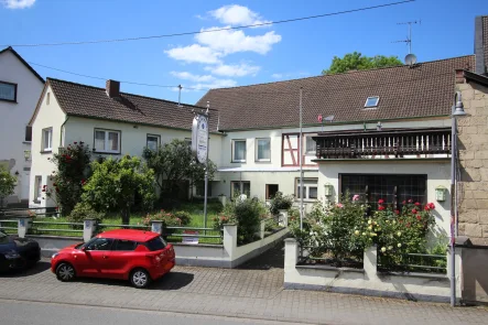 Straßenansicht - Haus kaufen in Oberzissen - Ehemalige Dorfschänke mit Saal und Wohnungen in Oberzissen