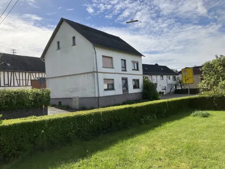 Seitenansicht 2 - Haus kaufen in Mündersbach - Altes Dorfhaus mit Scheune in Mündersbach/Westerwald.Sanierungsbedürftig aber mit viel Potential.