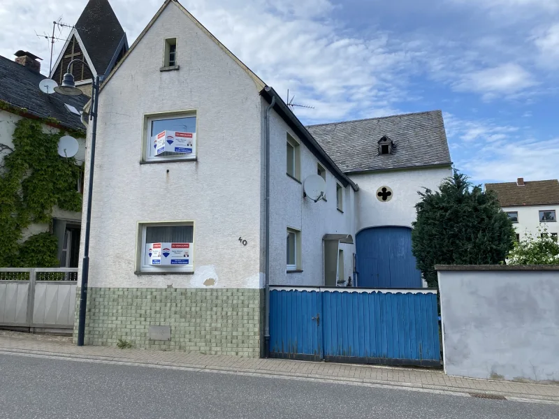 Frontansicht - Haus kaufen in Bell - Sanierungsbedürftiges kleines Bauernhaus mit Potential in zentraler Ortslage von Bell