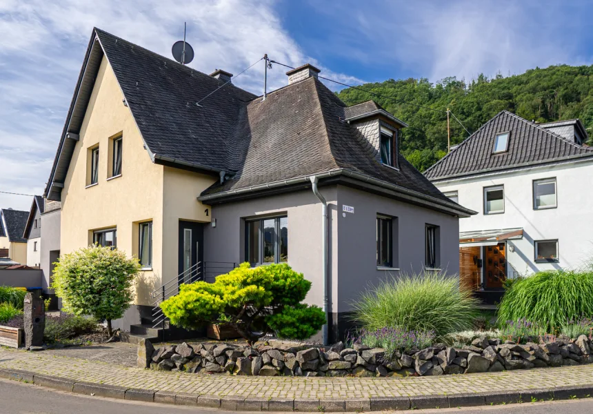 Startbild 2 - Haus kaufen in Brohl-Lützing - Stilvolles Einfamilienhaus im Ortskern von Brohl Lützingen mit Dachterrasse,Werkstatt und Garage