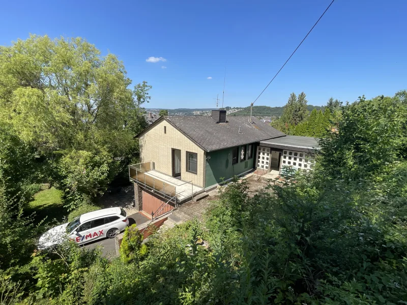 Draufsicht Eingangsbereich - Haus kaufen in Urbar - Seltene Gelegenheit in Urbar - große Fläche, ruhige Lage, guter Blick