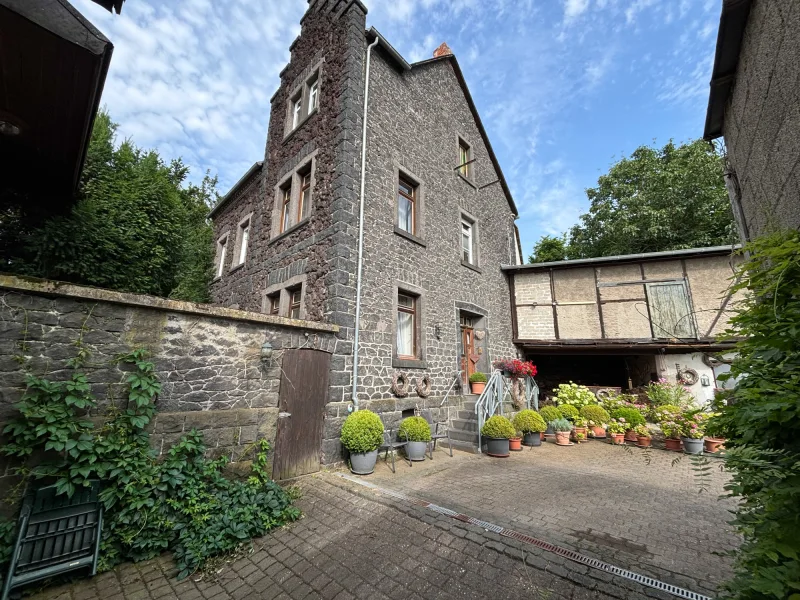 Startfoto - Haus kaufen in Thür - Mehrgenerationenhaus mit Remise, Scheune und Garagenkomplex am Ortsrand von Thür mit viel Potential