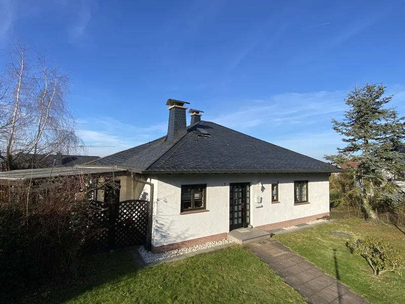 Startbild - Haus kaufen in Münstermaifeld - Bungalow mit Einliegerwohnung und Blick ins Maifeld