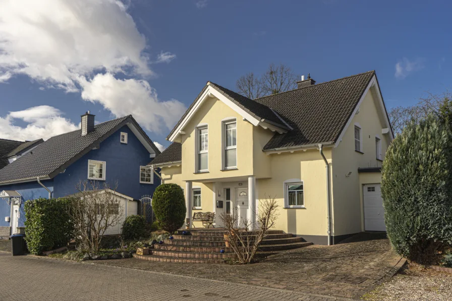 Haus_v_Außen-3 - Haus kaufen in Andernach - Architektenhaus im mediterranen Flair  in einem bevorzugtem Wohngebiet von Andernach mit Sommerpool