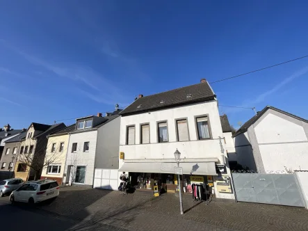 Straßenansicht - Haus kaufen in Kruft - Ensemble mit vielen Möglichkeiten-Wohn- und Geschäftshaus im Herzen von Kruft