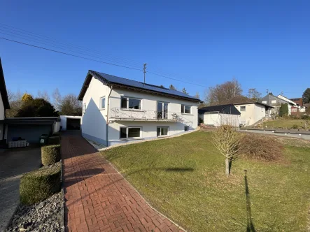 Straßenansicht - Haus kaufen in Bannberscheid - Zeitlos-attraktiv-modern-freistehend- charmantesEinfamilienhaus in Bannberscheid