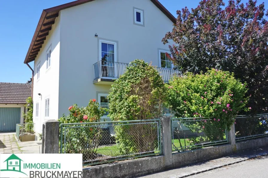 Blick von der Straße - Haus kaufen in Burgkirchen - Das könnte Ihr neues Zuhause sein