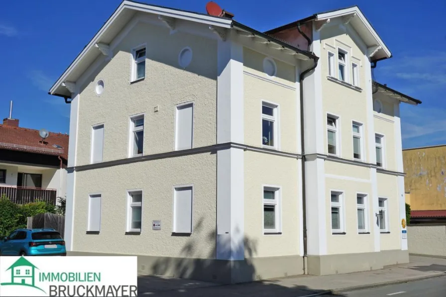 Haus und Stellplätze an der Giebelseite - Zinshaus/Renditeobjekt kaufen in Altötting - Wohn- und Geschäftshaus in zentraler Lage
