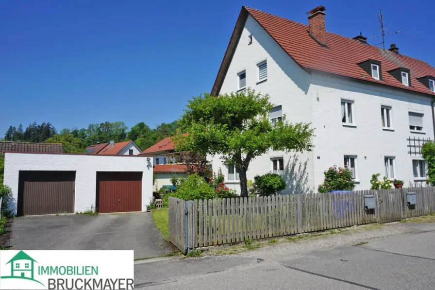 Haus und Garagen - Wohnung kaufen in Burghausen - Wohnung mit Burgblick - Zusätzliche Zimmer im DG
