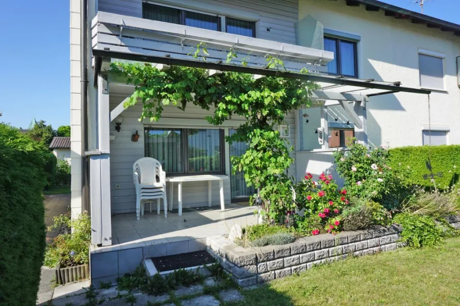 Überdachte Terrasse mit Wein