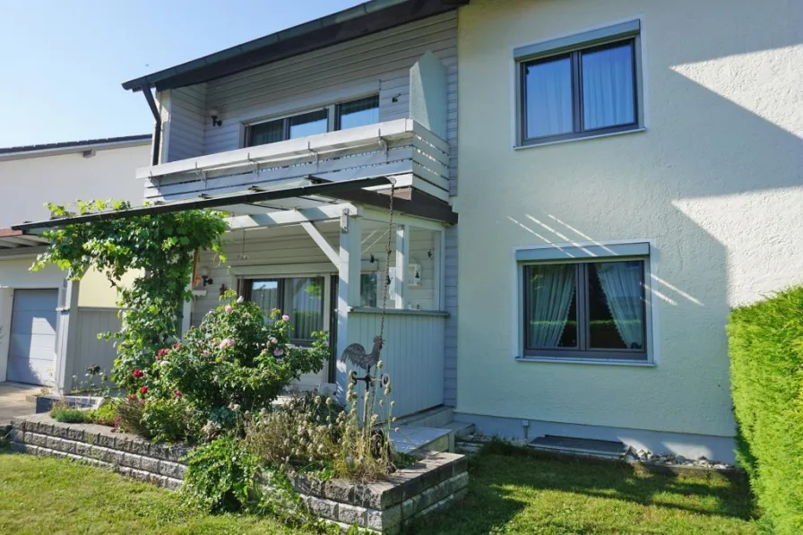 Südseite mit Terrasse und Balkon