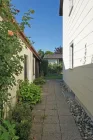 Durchgang zwischen Haus und Garage