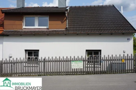 Blick auf das Haus - Haus kaufen in Neumarkt-Sankt Veit - Häuschen mit schönem Garten - Moderne Wärmepumpe