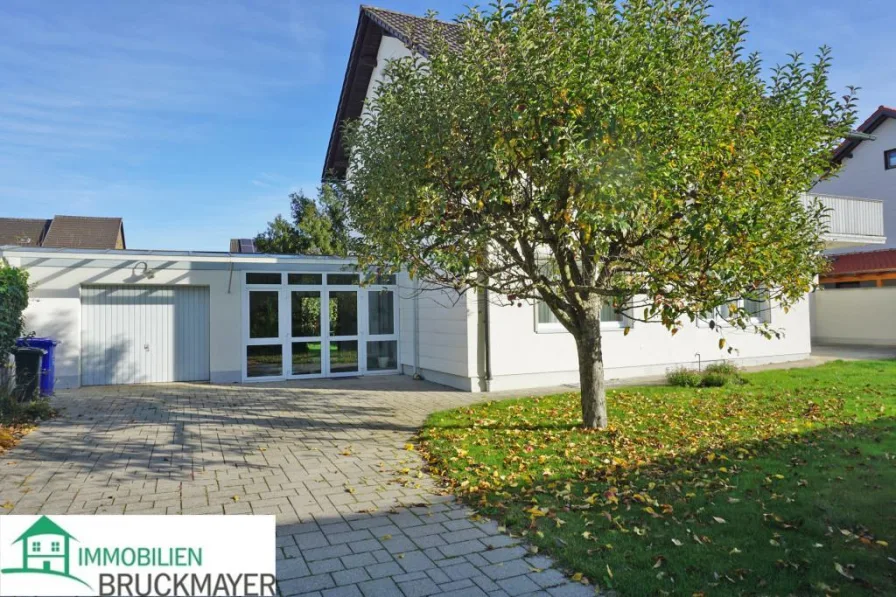 Haus mit verglastem Eingang und Garage - Haus kaufen in Altötting - Zweifamilienhaus + ELW in ruhiger Wohnlage