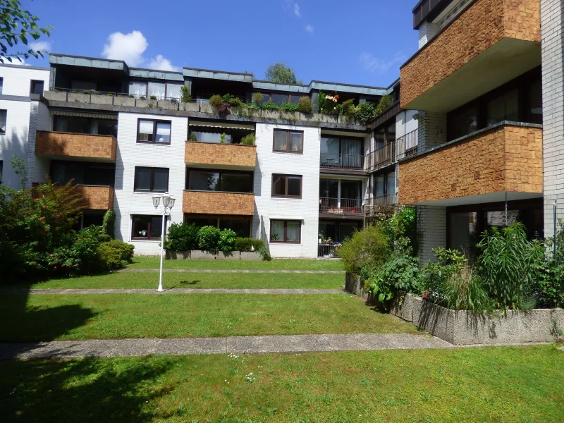 Gartenanlage im Innenhof - Wohnung kaufen in Hamburg - VERKAUFT - Gut geschnittene 3-Zimmer-Obergeschosswohnung in 150 m zum Alsterlauf und Heilwigpark  : 3 Zi / EBK / V-Bad / Loggia / TG-Stellplatz