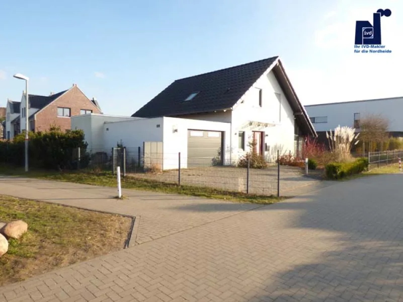 Ansicht von der Straße (Nord) - Haus kaufen in Seevetal - RESERVIERT - Junges, modernes 4-Zimmer KfW-Effizienzhaus 55 in attraktiver Wohnlage von Ramelsloh