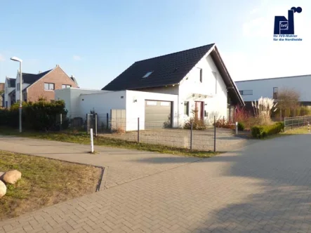 Ansicht von der Straße (Nord) - Haus kaufen in Seevetal - RESERVIERT - Junges, modernes 4-Zimmer KfW-Effizienzhaus 55 in attraktiver Wohnlage von Ramelsloh