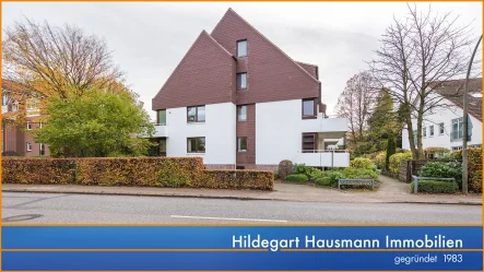 Hausansicht - Wohnung mieten in Hamburg - Für Balkon- und Terrassenliebhaber in Hamburg-Bergstedt!