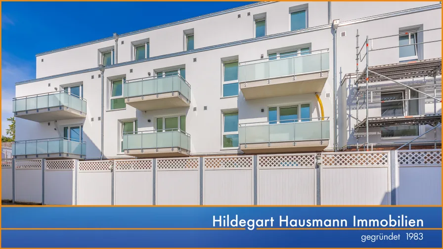 Hausansicht - Wohnung mieten in Norderstedt - Hochwertiger Erstbezug über zwei Wohnebenen in Niedrigenergiehaus (KfW40) in Norderstedt-Harksheide Süd