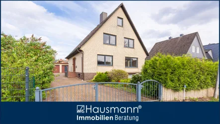 Hausansicht - Haus kaufen in Norderstedt - Attraktives Zweifamilienhaus in beliebter Wohnlage von Norderstedt-Garstedt!