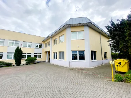 Frontansicht - Büro/Praxis kaufen in Lutherstadt Eisleben - Bürohaus/Bildunsgzentrum - leerstehend