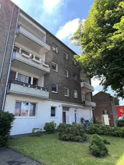 Hausansicht - Wohnung mieten in Krefeld - Frisch gestrichene 3-Zimmer Wohnung mit zwei Balkonen im 1. OG eines MFH