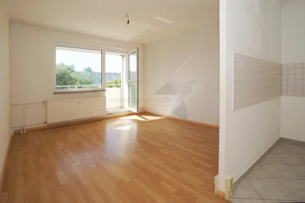 Wohnzimmer - Wohnung mieten in Chemnitz - Kappel, Chemnitz - Gemütliche 4-Raum-Wohnung mit Balkon in Chemnitz