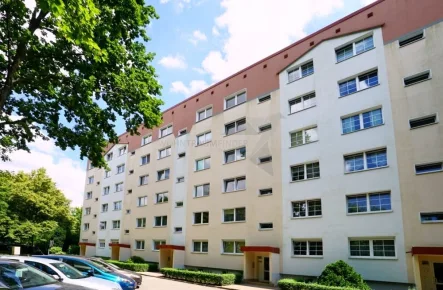 Objektansicht Straßenseite - Wohnung mieten in Chemnitz - Kappel, Chemnitz - Gemütliche 3-Zimmer-Wohnung mit Balkon in ruhiger, grüner Lage