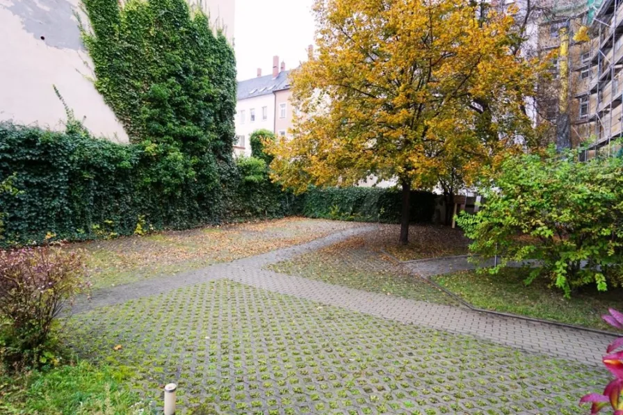 Innenhof mit Stellplätzen - Garage/Stellplatz mieten in Chemnitz - Außenstellplatz im Chemnitzer Zentrum