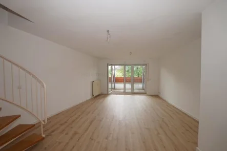 Wohnzimmer - Wohnung mieten in Zwickau - NEU renovierte Maisonette-Wohnung im Dachgeschoss mit Balkon in Marienthal